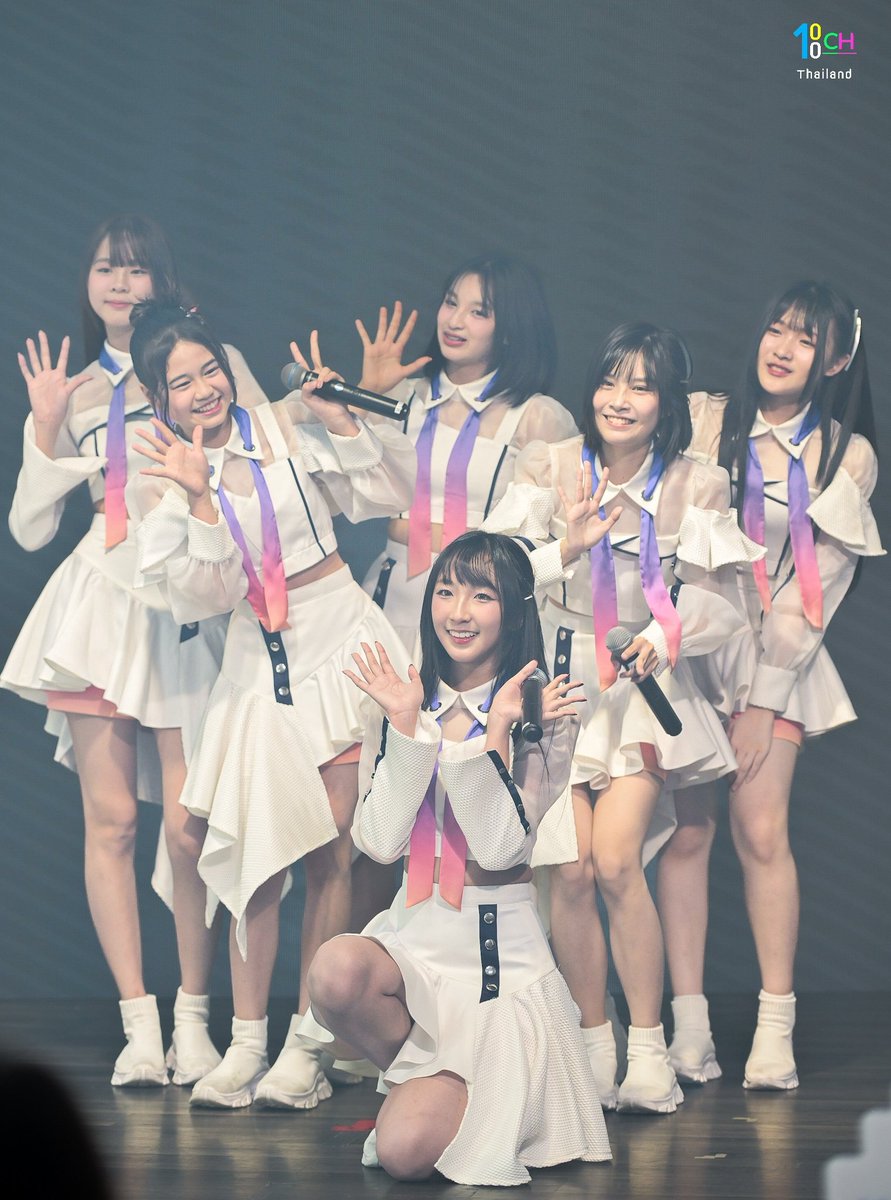The100ChannelT1's tweet photo. บรรยากาศจาก The Concert Present "FUN FRIENDS FREE STYLE"
โดยในงานผู้บริหาร SCA Superstar Academy ได้ร่วมเปิดตัวสมาชิกวง #RiseSquad และมีโชว์พิเศษจาก Special Guest อย่าง #BNK48 ด้วย
#SCA #Superstaracademy #BNK48
#JanryBNK48 #LBNK48 #MichaBNK48 #EmmyBNK48 #WawaBNK48 #SindyBNK48 https://t.co/QEJeZ6sJGa