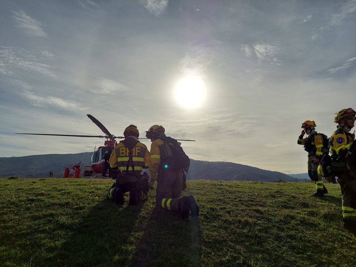 🚨 9:29 Activada #BRIFi 🧑‍🚒 con #MZ10 🚁 para intervenir en #IFCarmona #Cantabria Somos #BomberosForestales de @mitecogob