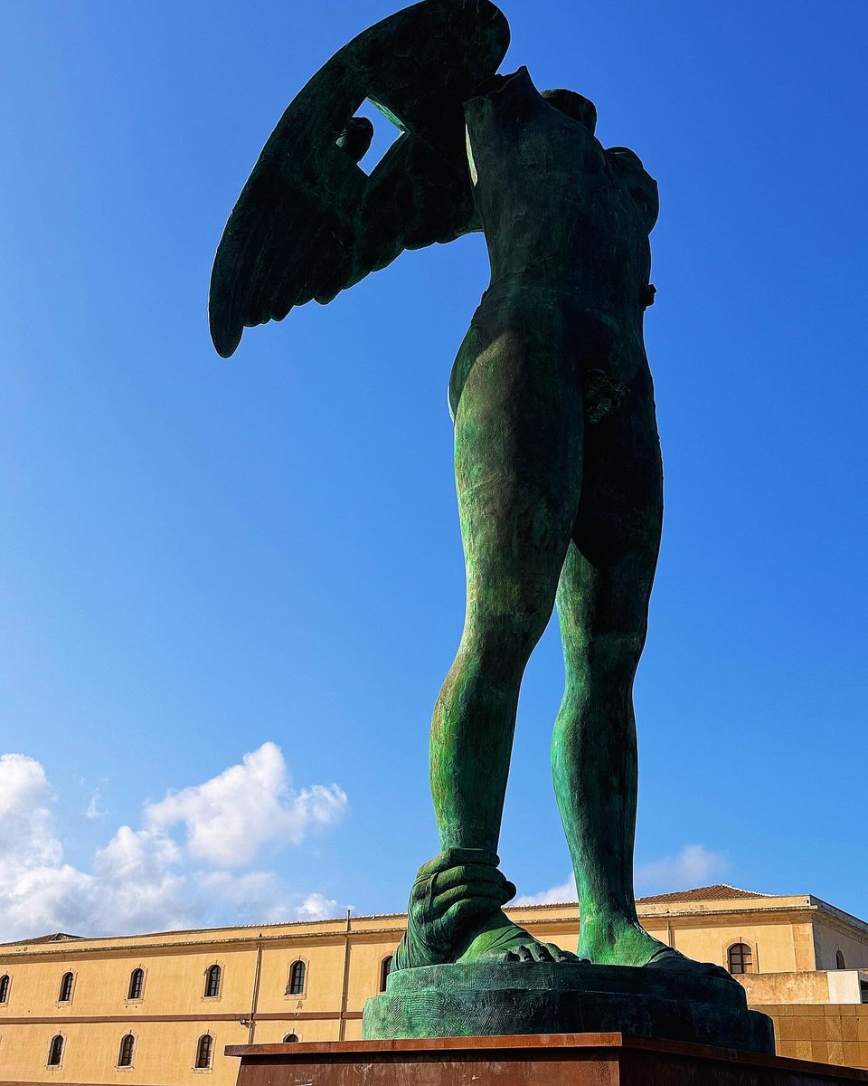 Ikaria
 #igormitoraj #siracusa #sicilia #castellomaniace #sguardo #humanitas #physis