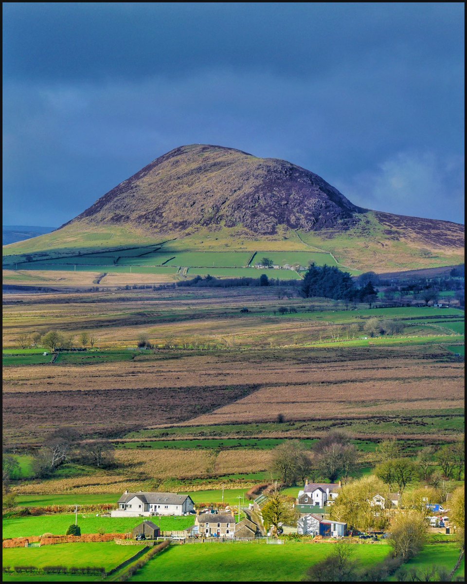 Malcmpbel's tweet photo. Slemish on Friday. @PEACE4ANBC @ANBorough @KeepNIBeautiful @SlemishGeog @WeatherCee @WeatherAisling @angie_weather @barrabest @linzilima @WalkNI @PictureIreland @stpatricksfest https://t.co/gSgSQ2UnKr