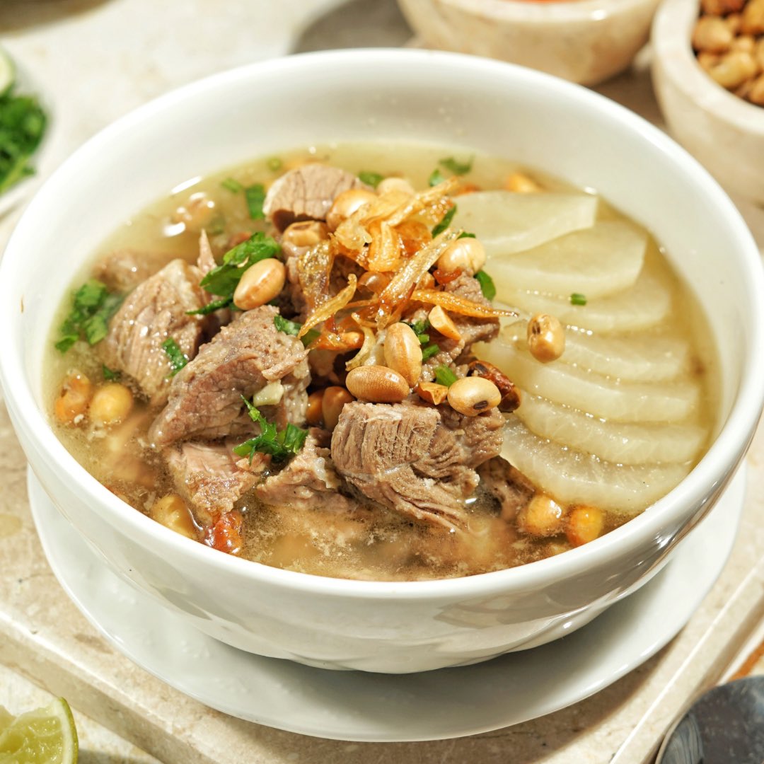 eatsimple_x's tweet photo. Resep Soto Bandung 🍲🍲
*untuk buka atau sahur sabi nih

Bahan-bahan: 

- 500 gram daging sapi (potong sesuai selera)
- 1 buah lobak, kupas dan potong-potong
- 2 batang sereh, memarkan
- 4 lembar daun jeruk
- 2 lembar daun salam
- 2 batang daun bawang
- 2 liter air
- Minyak untuk menumis
- Garam secukupnya
- Gula secukupnya
- Kaldu bubuk secukupnya

Bumbu Halus:

- 5 siung bawang putih
- 5 butir bawang merah
- 2 cm jahe
- 1 sendok teh ketumbar bubuk
- 1 sendok teh merica bubuk

Pelengkap:

- 100 gr kacang kedelai goreng
- Daun seledri, iris halus
- Bawang goreng
- Jeruk limau 
- Kerupuk
- Sambal cabe
- Nasi hangat

Cara Memasak:

1. Tumis bumbu halus dengan minyak sampai harum.

2. Masukkan potongan daging sapi, aduk hingga berubah warna.

3. Tuang air, tambahkan sereh, daun jeruk, daun bawang, daun salam, garam, gula, dan kaldu bubuk. Masak hingga daging empuk.

4. Setelah daging empuk, masukkan potongan lobak. Masak hingga lobak matang.

5. Koreksi rasa, tambahkan garam atau gula jika diperlukan.

6. Sajikan soto daging sapi dan lobak bersama pelengkap seperti kedelai goreng, daun seledri, bawang goreng, sambel, nasi hangat dan kerupuk.
Selamat mencoba!

Thanks �� #eatsimple
