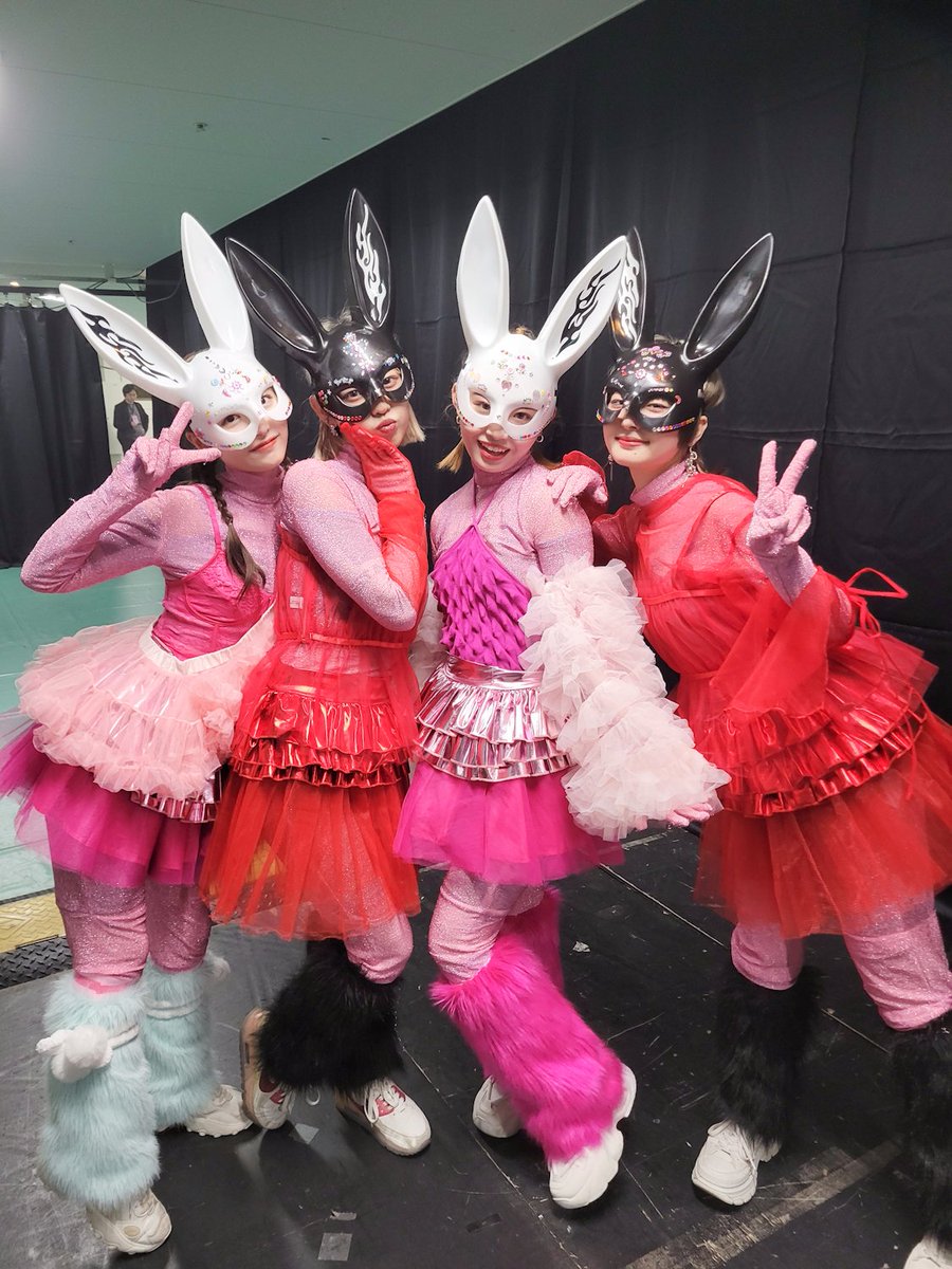 水曜日のカンパネラ日本武道館単独公演のオーブニングを盛り上げてくれたダンサーの4人✨
シンプルかつ難しい演出を完璧にこなしてくれくれてだけではなく、とてもポジティブに、そして常にハッピーに取り組んでくれて、とても心強くて最高の4人でした。