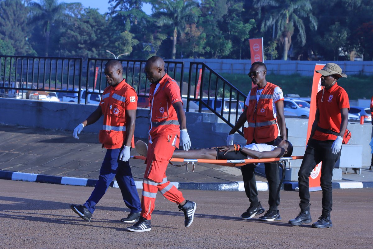 Ug_RedCrossCFA's tweet photo. Our first aid team is on ground at the @AbsaUganda  7 hills run  at kololo airstrip offering professional massages, stretches, glucose and more. 
 #Firstaidsaves
@UgandaRedCross 
#AbsaKH3_7HillsRun 
#RunForHer https://t.co/izxsPcNOav