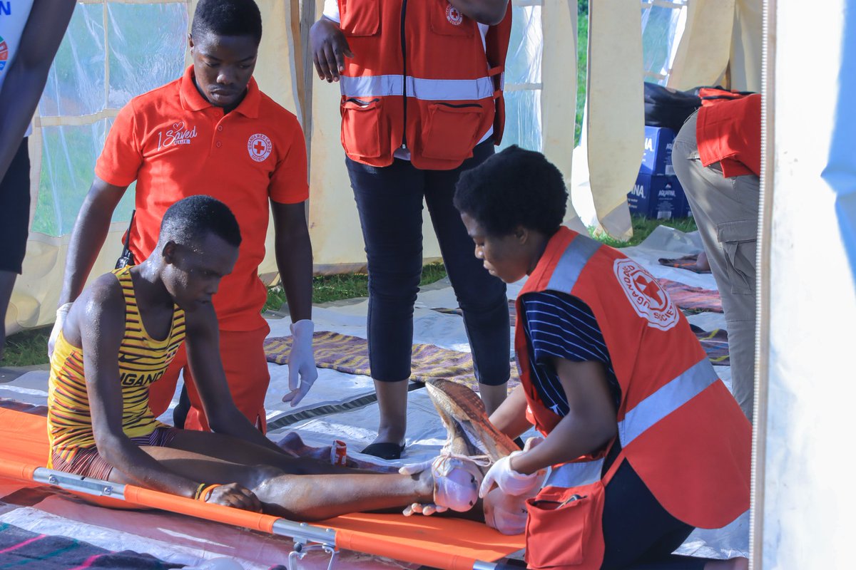 Ug_RedCrossCFA's tweet photo. Our first aid team is on ground at the @AbsaUganda  7 hills run  at kololo airstrip offering professional massages, stretches, glucose and more. 
 #Firstaidsaves
@UgandaRedCross 
#AbsaKH3_7HillsRun 
#RunForHer https://t.co/izxsPcNOav
