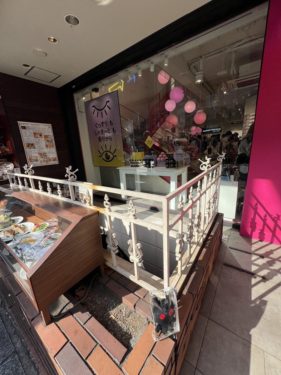 totoro8322toto1's tweet photo. ⭐️拡散希望⭐️
#NAKAMAtoMEETING 
原宿の表参道珈琲茶館集と、LUSHのビルの前に、くろうさが落ちていました。
心当たりある方いませんか？
原宿警察署神宮前交番に届けておきます。 https://t.co/tjVeNt0coT