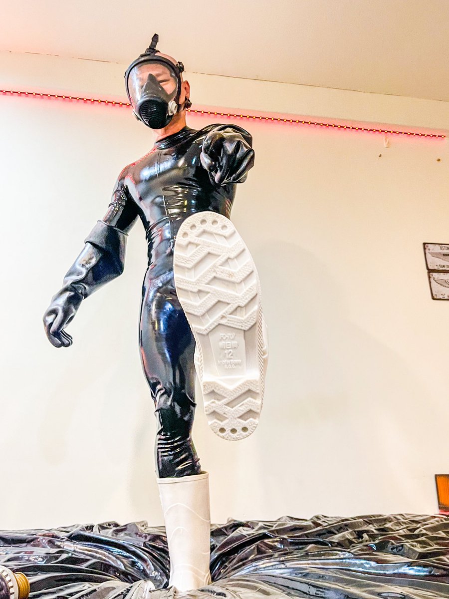 還是穿著膠衣跟雨鞋玩拳最爽了。

（已經半年多沒有變身玩拳，覺得洞都變小了⋯）

#rubber #rubberboots #fisting