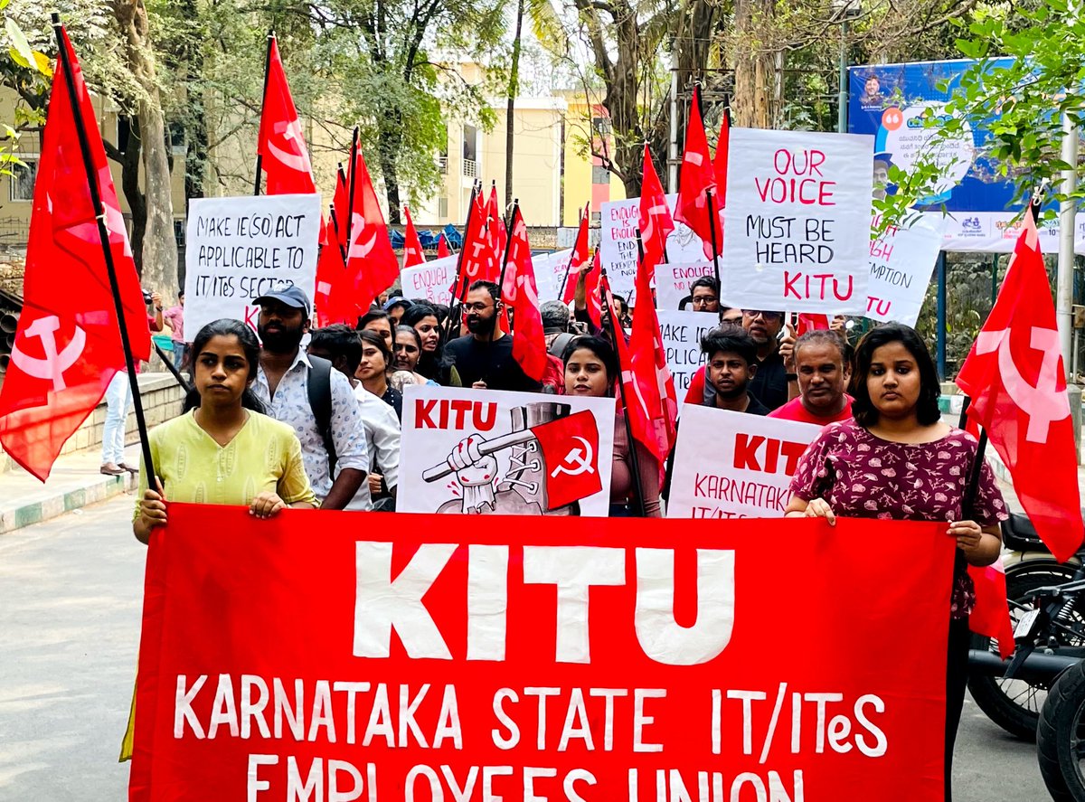 thekorahabraham's tweet photo. Techies of Bengaluru have taken to the red flags and slogans of 'long live workers unity'.

Hundreds of IT employees led by @kitu_hq held a protest to labour commissioner's office against the 'anti-worker' practices of tech firms: unlawful termination, long working hours, etc.. https://t.co/yrNExhr5tj