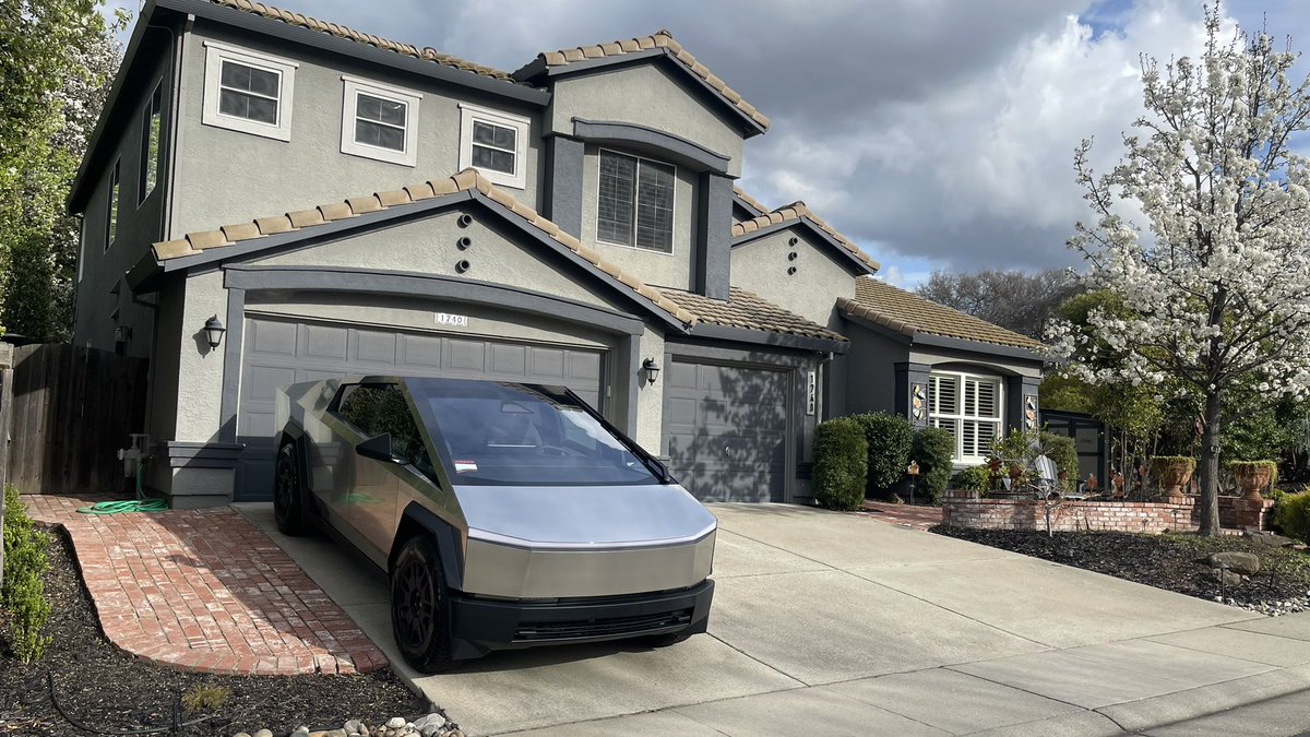 TomiKazi's tweet image. I still can’t believe this thing is real and in my driveway.