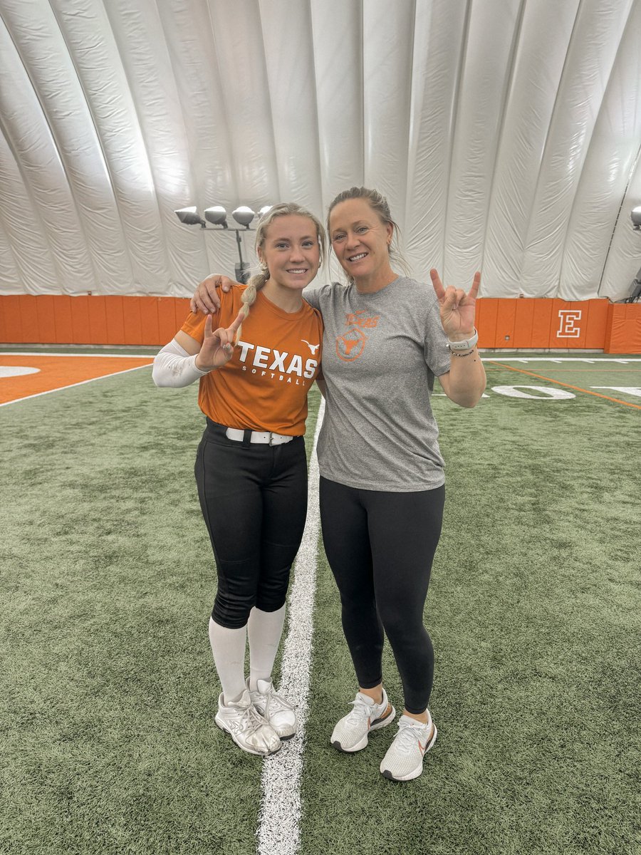 HOOK EM 🤘🏻 what a great couple days in Austin learning and seeing what @TexasSoftball is all about! Thanks for the amazing take aways! @TexasCoachWhite @CoachSingTexas @UT_CoachZ @PattieeeRuthhh #HookEm