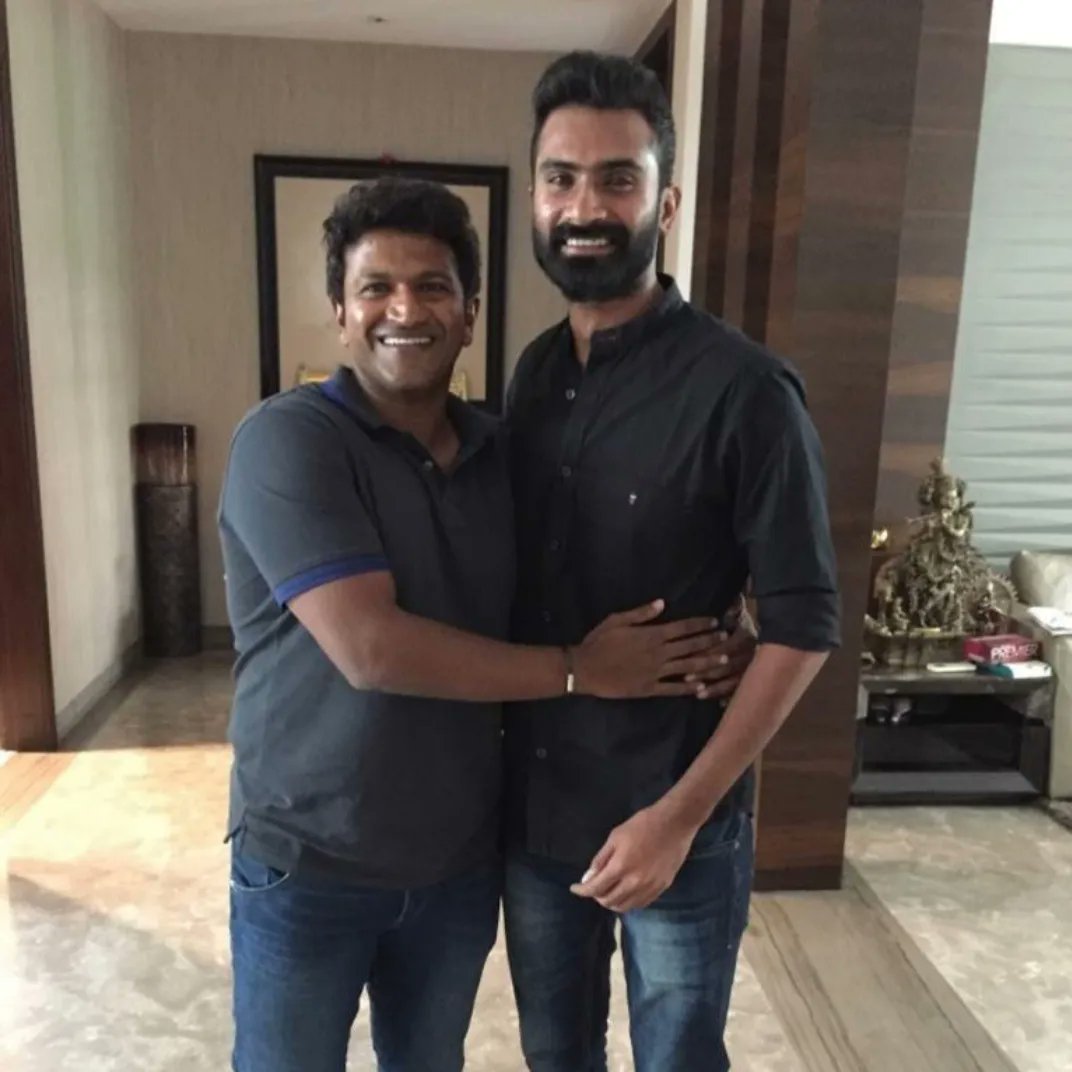 BangaloreTimes1's tweet photo. #Kichchasudeep #shivarajkumar #NirupBhandari #Yogj #Dhananjaya pays tribute to #PuneethRajkumar on the actor's birth anniversary
#PuneethRajkumar #Puneethfans #Sandalwood #KFI https://t.co/EJB99ABT9J