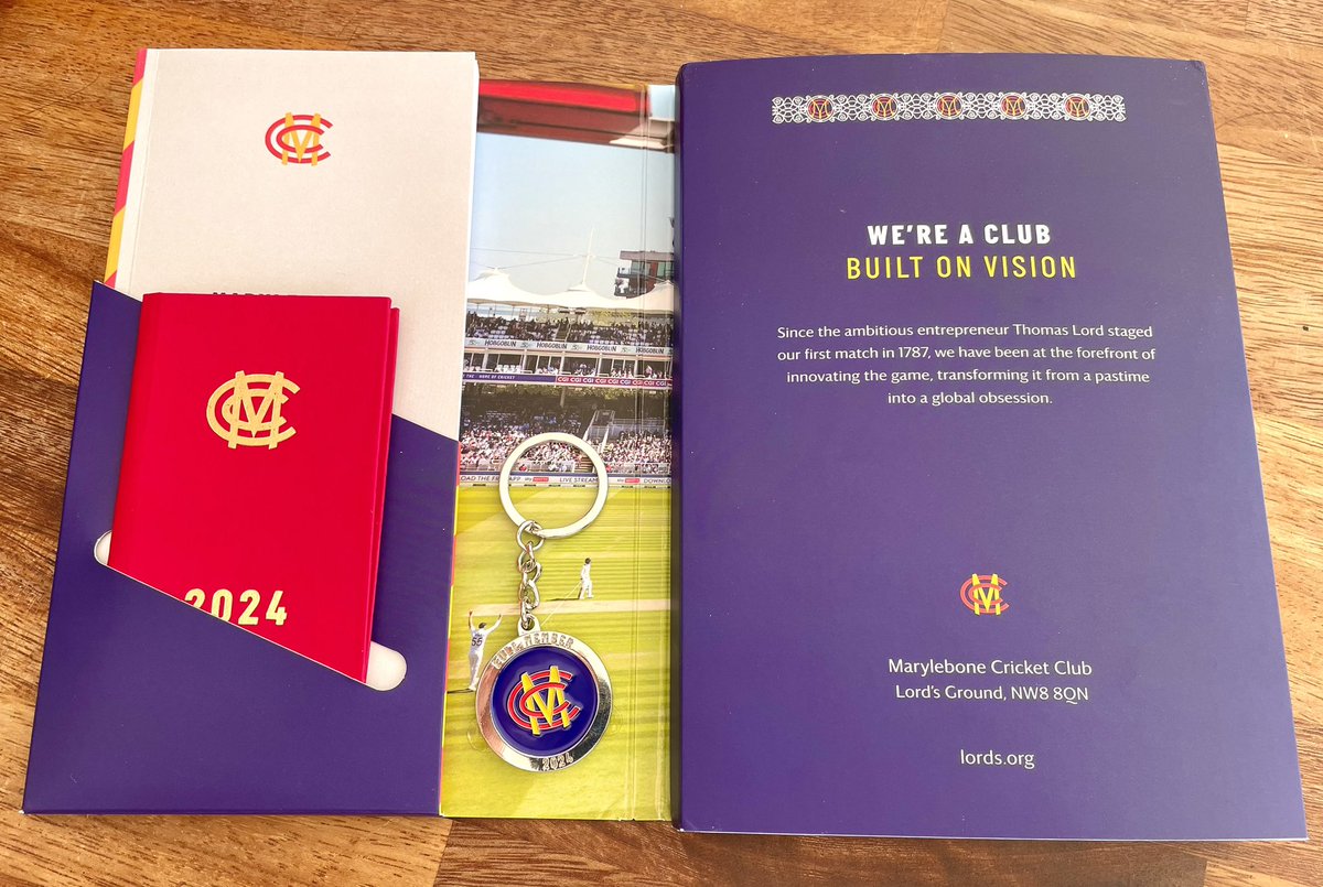 Rogcake's tweet image. First Red Book arrived!! ❤️💛