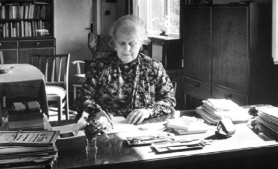 „Der reine Männerstaat ist das Verderben der Völker.“

Helene Weber, 
deutsche Zentrums und CDU-Politikerin, katholische Frauenrechtlerin. 1949 - 1962 Mitglied des Deutschen Bundestags, eine der vier „Mütter des Grundgesetzes“.  
Am 17. März 1881 wurde sie in Elberfeld geboren.