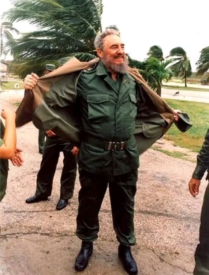 Chaleco moral.
Aquí no se rinde nadie c....
#Fidel