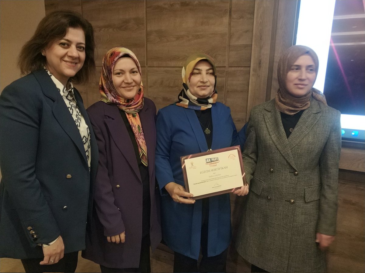 Kıymetli ak parti il başkanımız ve ARGE başkanımızın ellerimden siyaset akademisi projesi sertifika töreni teşekkürler hazırız kararlıyız güçlüyüz ve güçlü kadın olmaya devam edeceğiz <a href="/RTErdogan/">Recep Tayyip Erdoğan</a> <a href="/EmineErdogan/">Emine Erdoğan</a>  <a href="/Yilmaz_feray/">Feray Yılmaz</a>  <a href="/OzturkkSerpil/">Serpil Öztürk🇹🇷</a> <a href="/dilekozdemir27/">Dilek Özdemir 🇹🇷</a>