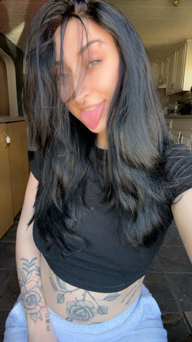 A normal pic of me bc I can still be cute without having my titties out https://t.co/t0eaBatWWR