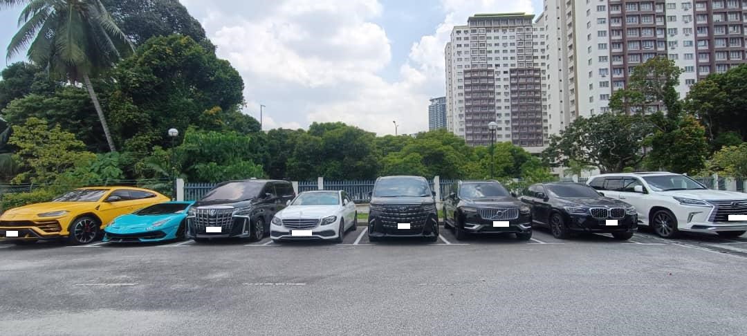 bernamadotcom's tweet photo. SPRM sita lapan kenderaan mewah dianggarkan bernilai hampir RM6 juta disyaki milik individu yang dipercayai terbabit dalam sindiket penyeludupan tembakau, arak dan rokok.

📷 @SPRMMalaysia https://t.co/8UjrFS2kFs