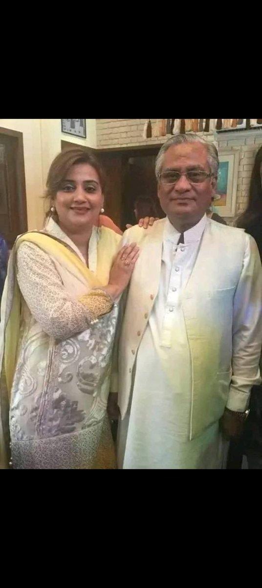 ikhan_17's tweet photo. یہ وہ ریمنڈ ڈیوس ہے جس کا کیس لڑ کر عظمی بخاری کے والد نے چند ڈالروں کی خاطر پاکستان سے غداری کی تھی 

غدار عظمیٰ کا باپ تھا۔۔ 
پوری دنیا میں پھلا دیں کہ عظمیٰ بخاری کا باپ غدار تھا۔۔۔ https://t.co/x4o1acdigP