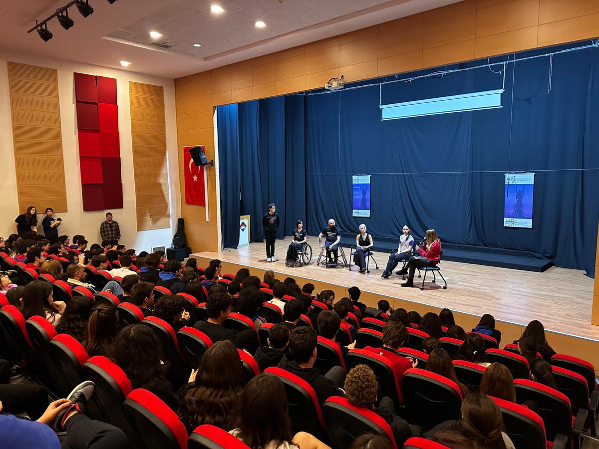 bkcicekli's tweet photo. Okulumuz FRC takımımız, Wheelchair Dance Project’i lise öğrencilerimizle buluşturdu. Sanatçıların dans gösterileri ardından lise öğrencilerimizle beraber keyifli bir söyleşi ve soru cevap gerçekleştirdik. Katılım sağlayan dansçılara bu etkinlik için teşekkür ediyoruz.❤️💙 https://t.co/kLvJjMjCdm