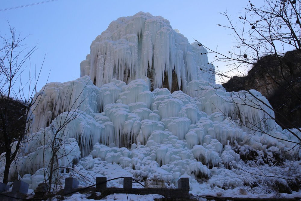 HebeiAmazing's tweet image. 🧊Daydream Remembers of the winter: An icefall 💧appears in #Baoding, #Hebei province