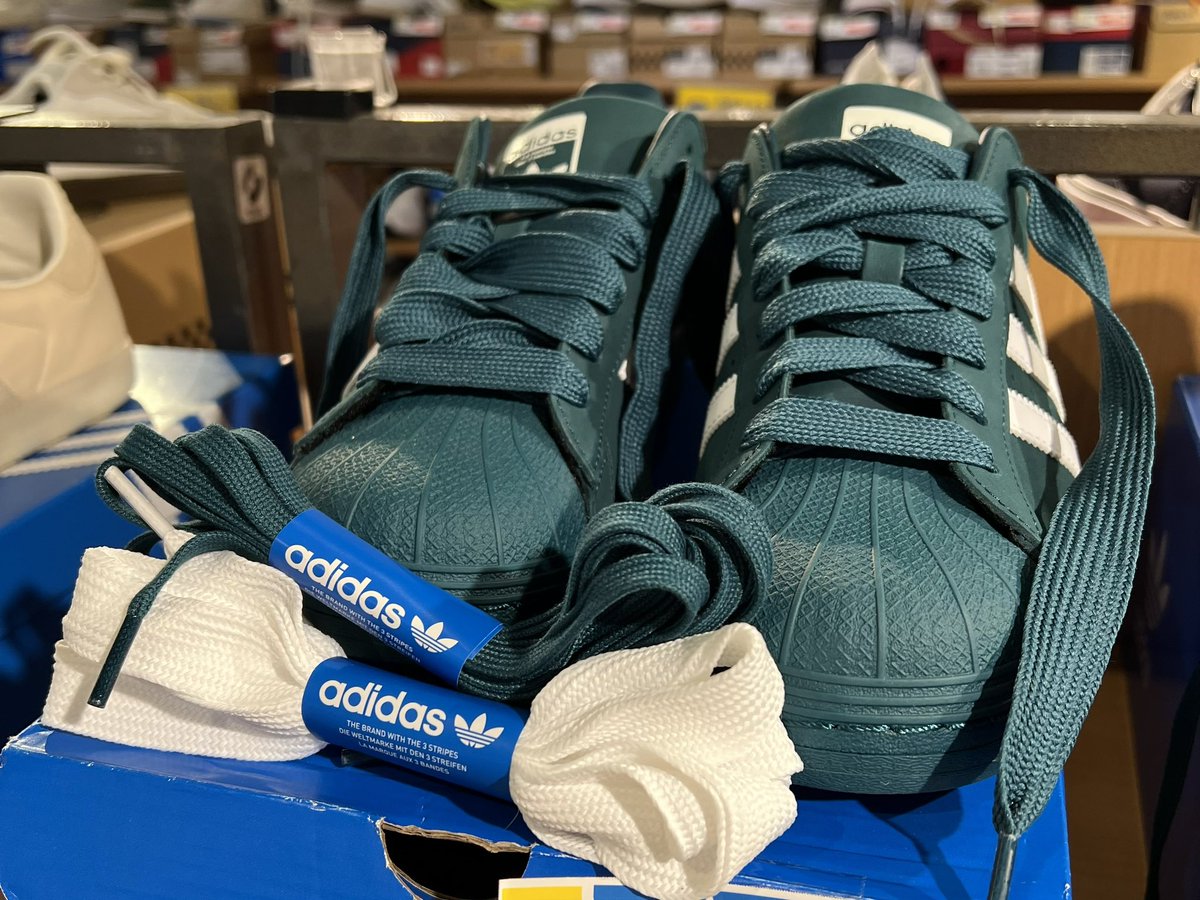 adidasのスーパースターは靴紐が3本付いてました きしめんみたいな太い 