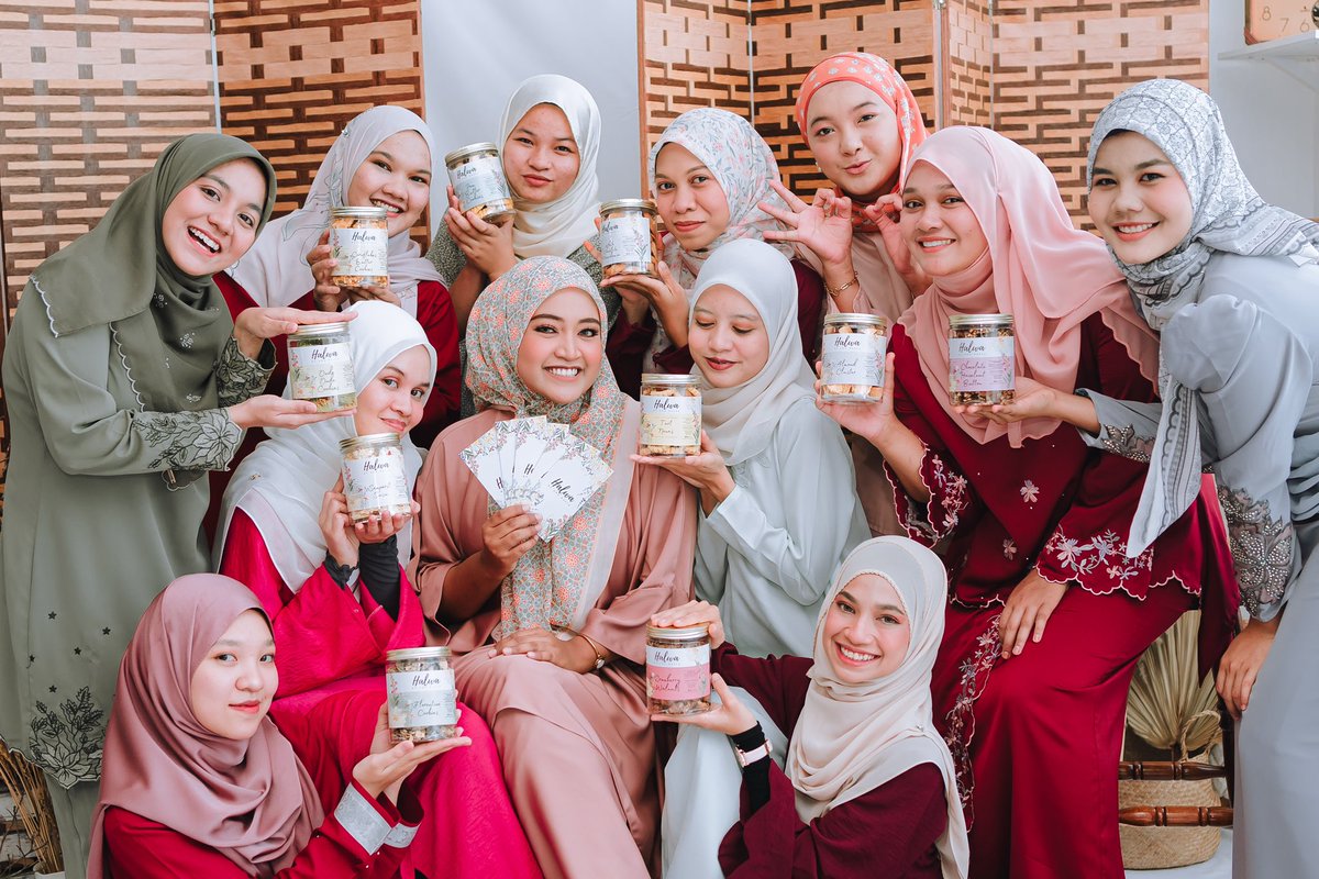 ananajia's tweet photo. Raya with Kuih Raya Halwa ❤️ https://t.co/hCFLIwCwt3