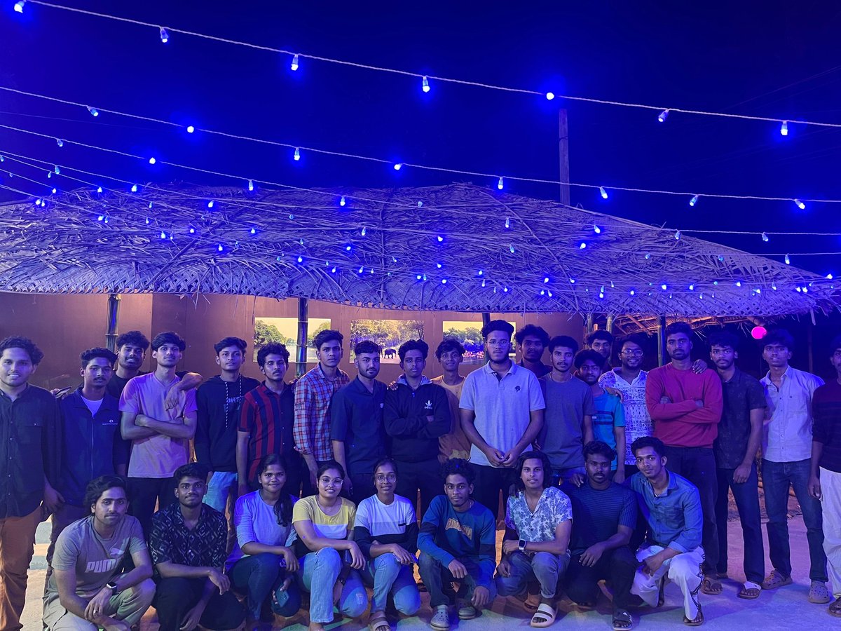 0xEbyy's tweet photo. We had a blast celebrating Solana's big day in Wayanad.
✨*SOLANA GENESIS BLOCK DAY* ✨
Learned about the cool stuffs Solana is doing in a beautiful setting, all while savoring the flavors of Kerala😋
#Solana
#SuperteamDao
#GenesisBlockDay https://t.co/sXhEymFKJm