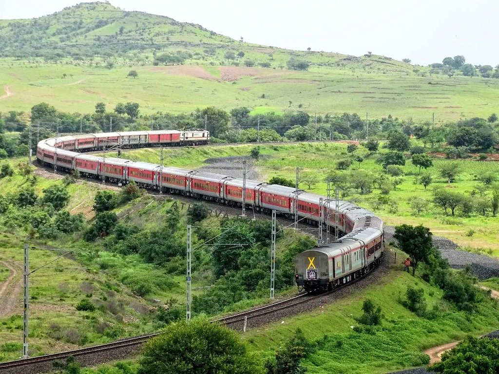 Today's #railway #photo - the beauty of an S-curve, surrounded by a green landscape near Ranjangaon Road railway station on the Daund-Manmad line in the jurisdiction of @DrmSolapur in @Central_Railway! Pic courtesy, Atharva! #IndianRailways #trains #photography @godbole_shilpa