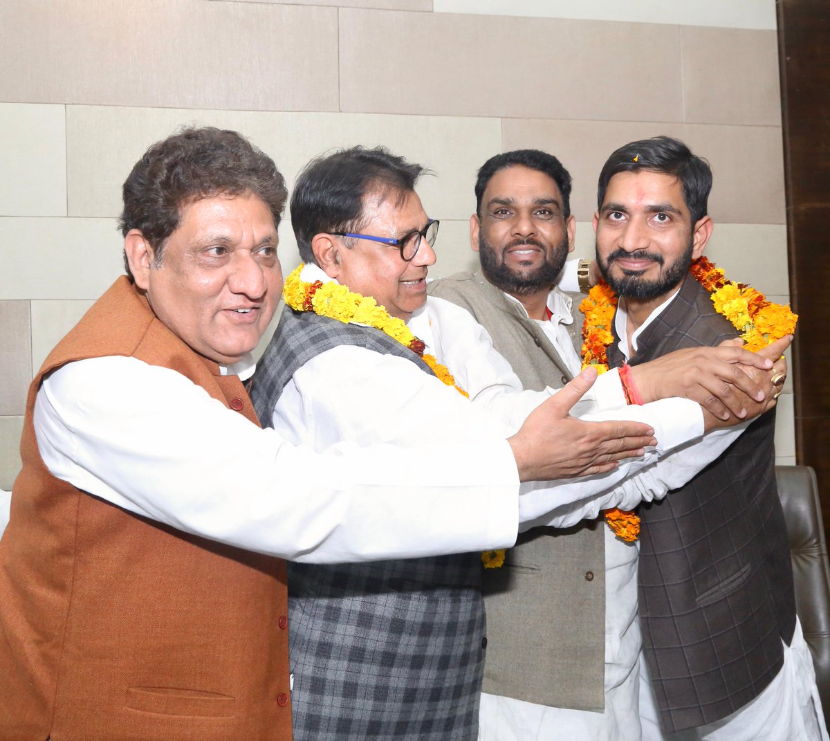 socialistaditya's tweet photo. बदायूं लोकसभा मे छोटो से स्नेह और बड़ों से मिलकर आशीर्वाद लिया और वोट की अपील की। https://t.co/2gz4xI9gS5