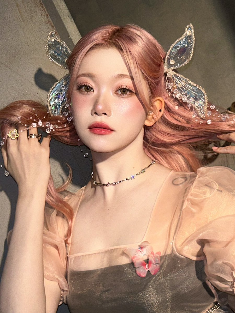 Billlieofficial's tweet photo. [#츠키] 🦋🦋🦋

angel..♡
fairy...♡

#Billlie_Letter https://t.co/qZyr4ALBJt