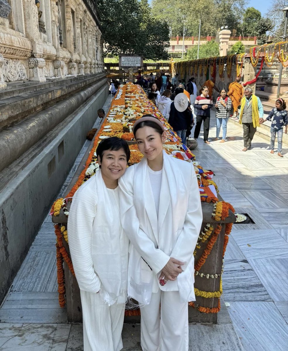 ดูสามแซ่บ พี่หนุ่มถามเบลล่าถึงตอนโควิดว่า เบลล่าบริจาคเงินเยอะมาก ประมาณ 3-4 ล้าน เบลล่าตอบว่า
“เป็นคนเต็มที่กับการทำบุญ แล้วเรามีพอใช้ทั้งชีวิตแล้ว พอเรามีก็อยากแบ่งปัน” โหหหห งั้นก็น่าจะมีพันล้านอย่างที่ข่าวออก แต่เบลล่าเล่นเรื่องไหนก็ปัง งานโฆษณาก็เยอะมากจริงๆ แต่ที่ชอบคือ