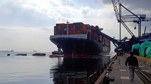 Yang Ming boxship takes out three cranes in Turkey dlvr.it/T4BLZ9