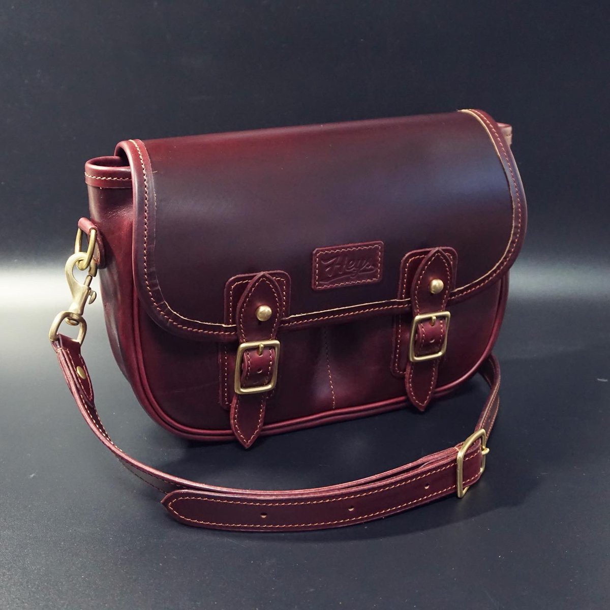 heys_leather's tweet photo. オーダー品のショルダーバッグが完成しました😉クロムエクセルのバーガンディ、やはりいい色です🍷

HEYS LEATHER CRAFT https://t.co/kjs3p5VbNH https://t.co/4Vec6tLMv2