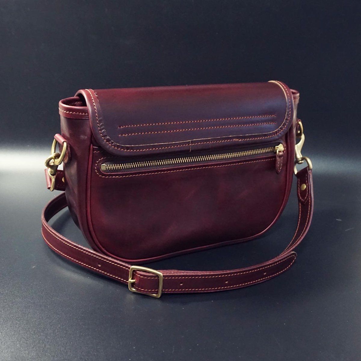 heys_leather's tweet photo. オーダー品のショルダーバッグが完成しました😉クロムエクセルのバーガンディ、やはりいい色です🍷

HEYS LEATHER CRAFT https://t.co/kjs3p5VbNH https://t.co/4Vec6tLMv2