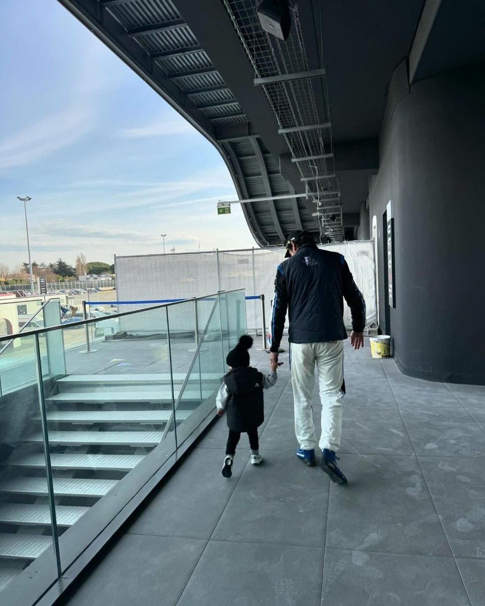 HofGerrit's tweet photo. Daar loopt heitie #vale46 met z'n 🥰 Guilietta🥰 https://t.co/pKoWHzS8pF