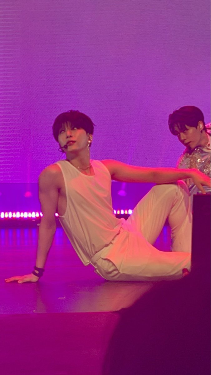 onkosmos's tweet photo. someone explain to me why the jackets came off 0.5 seconds into the show #ONEUS #ONEUSWorldTour #ONEUSinSeattle https://t.co/bECvPOOop4