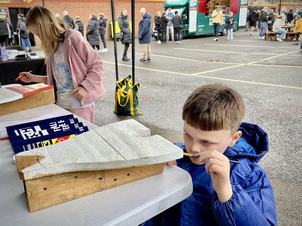 👍🏻 Huge thanks to the young #PVFC supporters @StaffsUni Fanzone yesterday, helping to decorate our #bottleoven / #kiln shaped player planters. 50 vintage/retro kits are being made to celebrate the club’s history & City’s #Pottery #heritage through #art & #recycling. ♻️