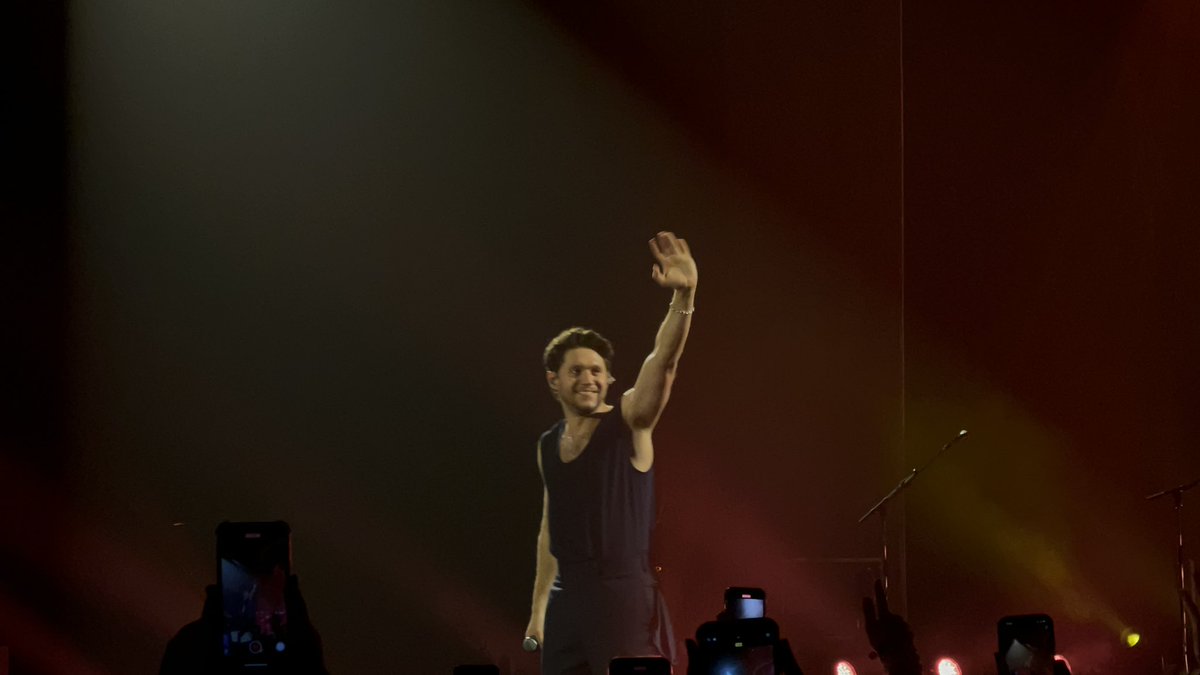 Adores1D_'s tweet photo. Saw Niall with my best concert friend @cherrymelonkiwi and it was such a great weekend ❤️ 

#TSLOTStockholm https://t.co/8hAsGDq5cf
