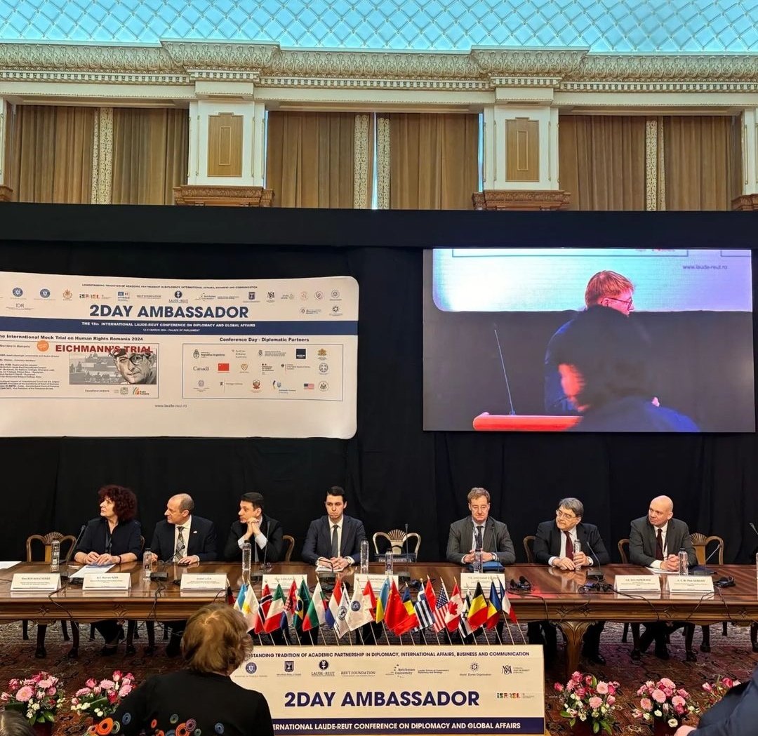 Travel_2Romania's tweet photo. unul dintre actorii principali din spatele Holocaustului,în cadrul programului #2DayAmbassador
La sesiunea plenară au participat peste 400 elevi din #România, #Bulgaria şi #Israel
#WeRemember #Holocaust #NieWiederAuschwitz #NeverAgainlsNow #WissenWasWar #ProtectTheFacts #Germany https://t.co/50005r2PZK