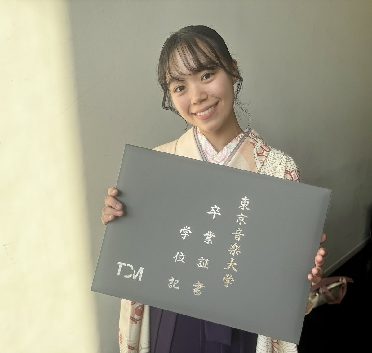violin_hinako's tweet photo. 東京音楽大学を卒業しました！🌸
昨日は卒業式でした🎓

思えば小学4年生から東京音大に通って約12年…長かった！笑
今までたくさんの素敵な人達とたくさんの素敵な音楽に出会えたこと、感謝の気持ちでいっぱいです。
これからより精進してまいります…！🎻 https://t.co/xZyl27vy1t