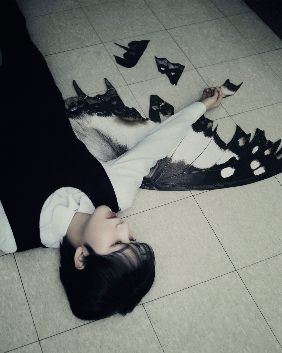 idnjun's tweet photo. icantfeelanything;

am I left with broken wings, burdened by an unseen weight? the heaviness is palpable, a relentless ache that refuses to fade, leaving me numb to everything around. each step, a reminder of the pain that lingers, questioning if I'll ever soar again. https://t.co/AFkIfak0Ic