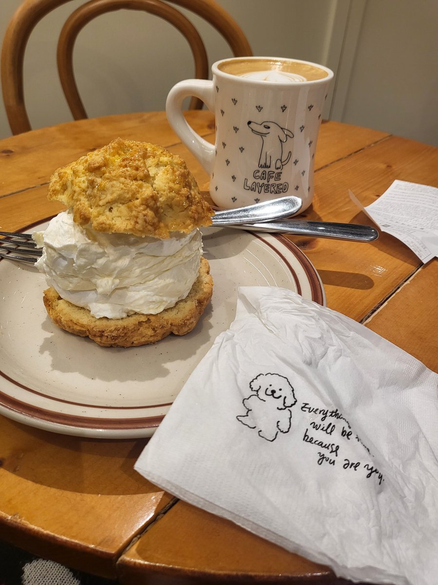 Elfinholly's tweet photo. This is a cream scone from @cafe_layered and is probably the closest thing to a clotted cream I have had in Korea!. I loved the British caf' vibe with the homemade style mugs too. Also check out my latest vlog. Link in the bio  #foodrecs #scones #korea https://t.co/CPSXHnpimp