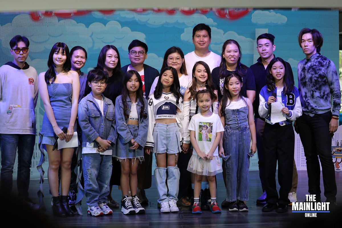 themainlightol's tweet photo. บรรยากาศงานบางส่วน The Concert Present "FUN FRIENDS FREE STYLE" น้องๆ RISE SQUAD และพี่ๆ BNK48 กับผู้บริหาร SCA Superstar Academy
#RiseSquad #SCA #Superstaracademy #BNK48 #LBNK48 #MichaBNK48 #EmmyBNK48 #WawaBNK48 #SindyBNK48 #JanryBNK48
#THEMAINLIGHTONLINE https://t.co/MpjAyo6Lue