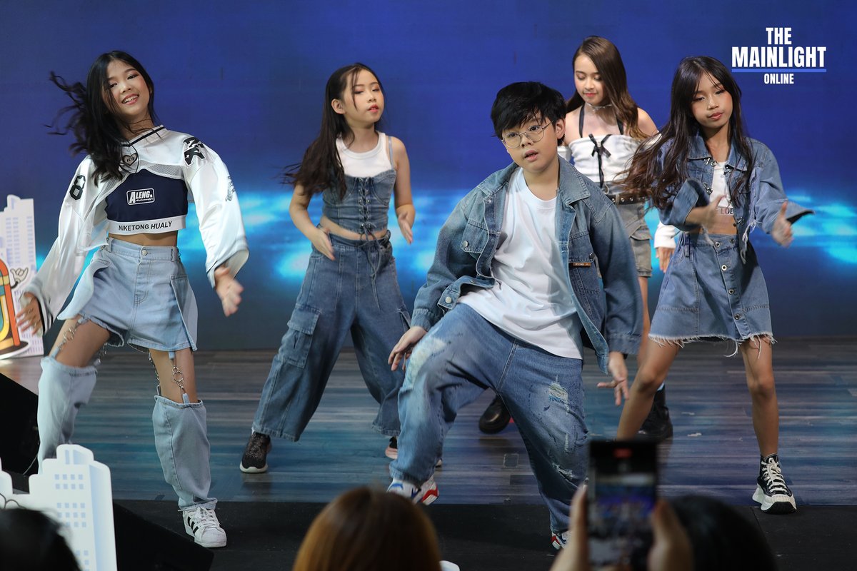 themainlightol's tweet photo. บรรยากาศงานบางส่วน The Concert Present "FUN FRIENDS FREE STYLE" น้องๆ RISE SQUAD และพี่ๆ BNK48 กับผู้บริหาร SCA Superstar Academy
#RiseSquad #SCA #Superstaracademy #BNK48 #LBNK48 #MichaBNK48 #EmmyBNK48 #WawaBNK48 #SindyBNK48 #JanryBNK48
#THEMAINLIGHTONLINE https://t.co/MpjAyo6Lue