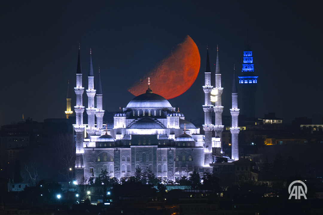 anadoluajansi's tweet photo. İstanbul'da sahur vaktinde yarım Ay ile Sultanahmet Camisi birlikte görüntülendi https://t.co/wRpdmHLwYm https://t.co/xWOgG6Xexy