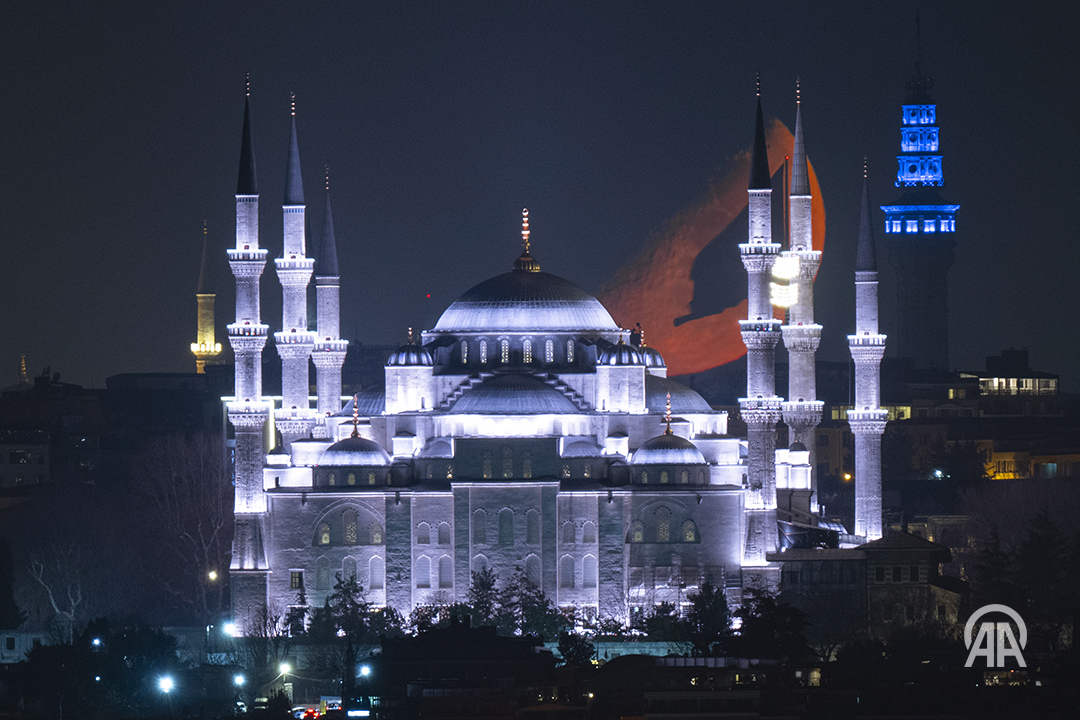 anadoluajansi's tweet photo. İstanbul'da sahur vaktinde yarım Ay ile Sultanahmet Camisi birlikte görüntülendi https://t.co/wRpdmHLwYm https://t.co/xWOgG6Xexy