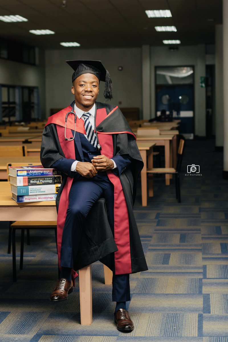 Kerl_Jr's tweet image. A steady stream of petitions to GOD were audible🙏🏽. Here i am, Dr. Lusekelo Silumbu, Bachelor of Medicine, Bachelor of Surgery (MBBS) mw🇲🇼