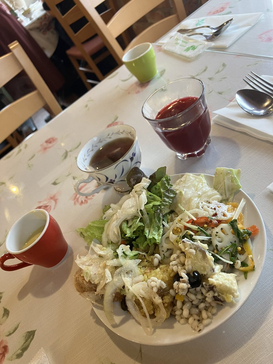 you1733's tweet image. オイル交換の帰りにランチ😋🍴💕
かなり久しぶりに来た〜
20年くらい!?

前菜とドリンクがバイキング形式なのでついつい取りすぎてしまいました😅

お店の雰囲気も良く美味しく楽しく過ごせました😋

 #OliveKitchen #パスタ #オリーブキッチン