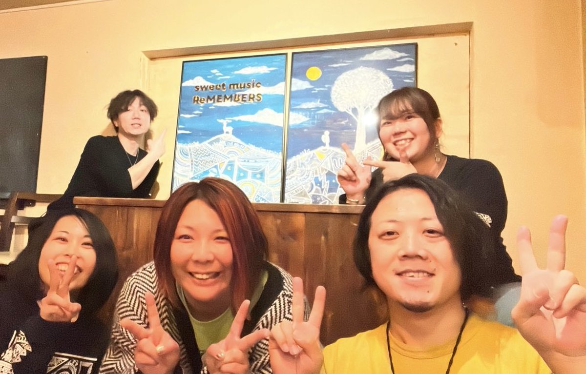 jinn_hiitan's tweet photo. 昨夜は個展ワンマンライブ大阪編ありがとうございました！みんなに観に来てもらえて配信も観てもらえて大感謝です！
絵もたくさん飛び立って行きました🖼️
ずっと前から約束していたsweet music ReMEMBERSに寄贈する絵もやっと納品できました✨
みんなと絵に囲まれて唄えて本当に幸せでした☺️！ https://t.co/8VopfmSuG2