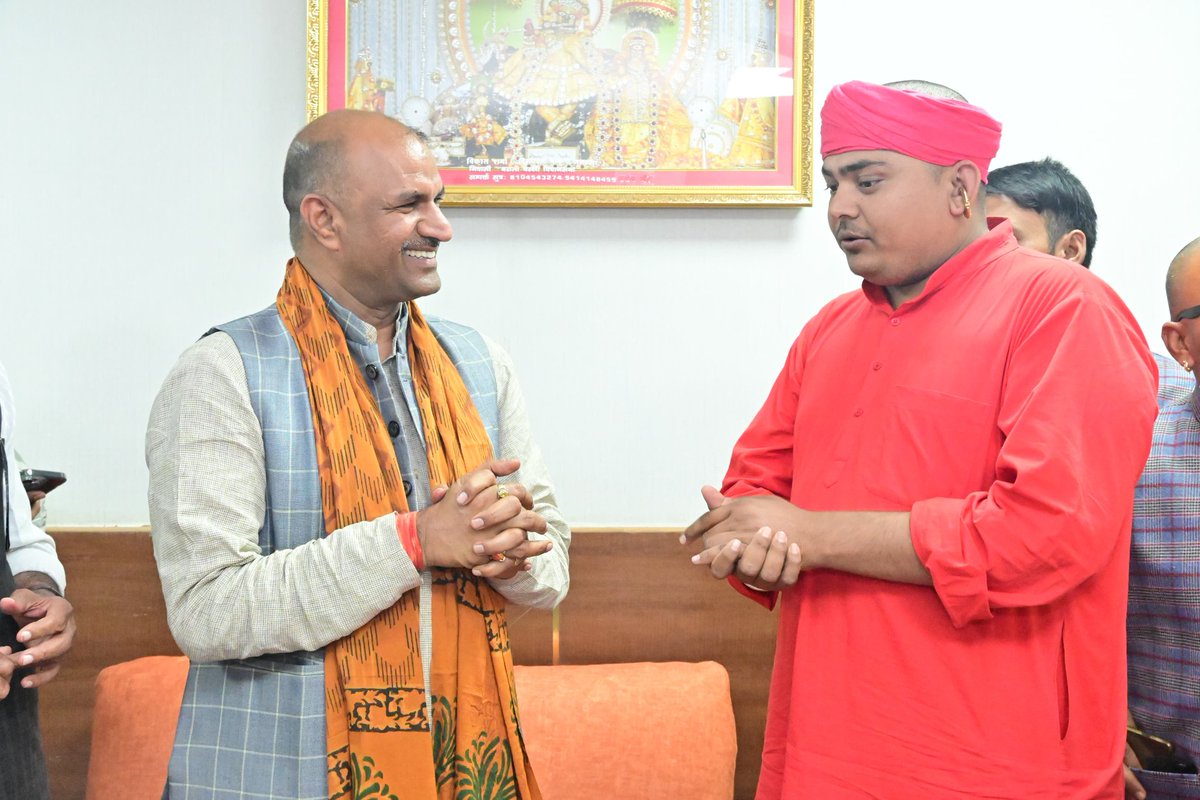 cpjoshiBJP's tweet photo. बन्नू एवं पंकु नाम से विख्यात श्री बनवारी लाल जी, श्री पंकज जी, श्री सौरभ जी से प्रदेश कार्यालय में मुलाकात हुई। साथ में बिसाऊ धाम (चुरू) के महंत श्री रविनाथ जी का आशीर्वाद भी मिला। युवा संगीतकार श्री छोटू सिंह जी रावणा एवं उनकी टीम से भी मुलाकात हुई । 
समाज में सकारात्मक माहौल बनाने में आप सभी का महत्वपूर्ण योगदान है ।

आप सभी को उज्जवल भविष्य की शुभकामनाएं ।