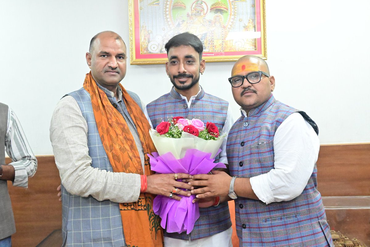 cpjoshiBJP's tweet photo. बन्नू एवं पंकु नाम से विख्यात श्री बनवारी लाल जी, श्री पंकज जी, श्री सौरभ जी से प्रदेश कार्यालय में मुलाकात हुई। साथ में बिसाऊ धाम (चुरू) के महंत श्री रविनाथ जी का आशीर्वाद भी मिला। युवा संगीतकार श्री छोटू सिंह जी रावणा एवं उनकी टीम से भी मुलाकात हुई । 
समाज में सकारात्मक माहौल बनाने में आप सभी का महत्वपूर्ण योगदान है ।

आप सभी को उज्जवल भविष्य की शुभकामनाएं ।